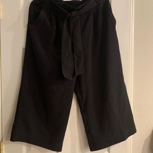 Lululemon black noir crop